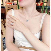 Vòng cổ thiên nga khiêu vũ CDE Trắng CDE6052WH