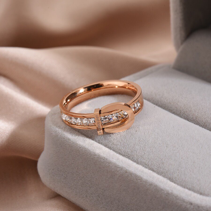 Love Forever Crystal Ring Rose Gold, nhẫn dáng thắt lưng