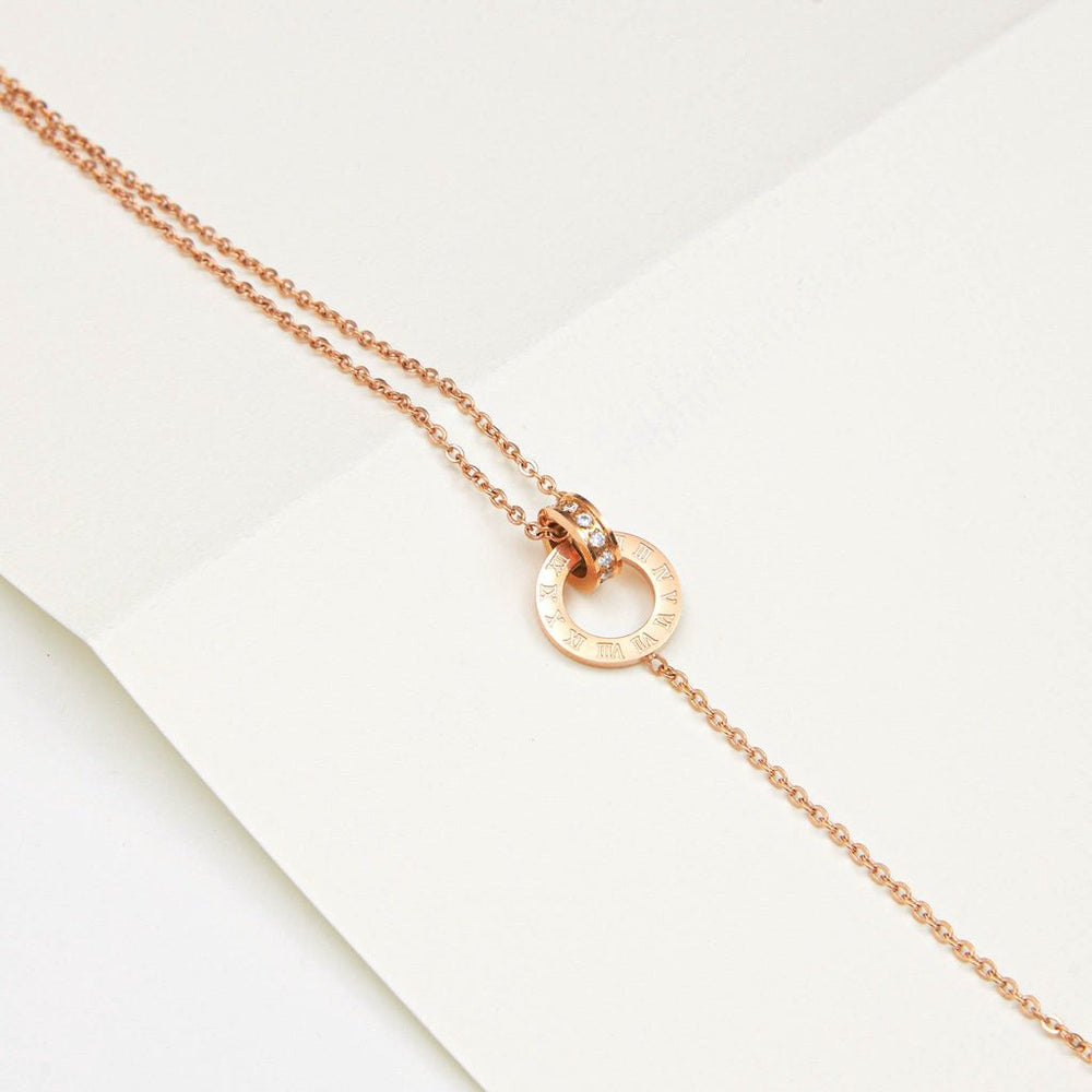 Sweet Love Anklet Rose Gold, hai sợi dây xích mảnh nối vào một vòng tròn có khắc chữ