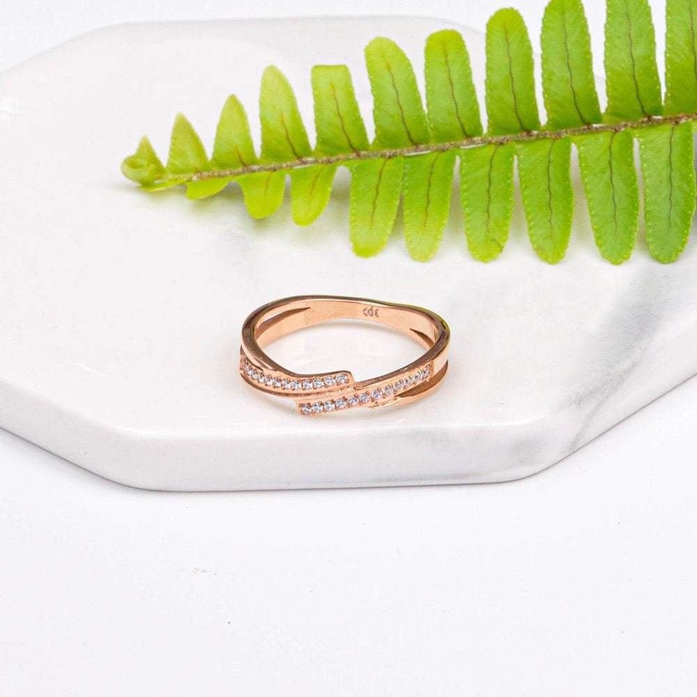 Spiral Duo Ring Rose Gold, nhẫn hai đai bắt chéo nhau ở mặt trên