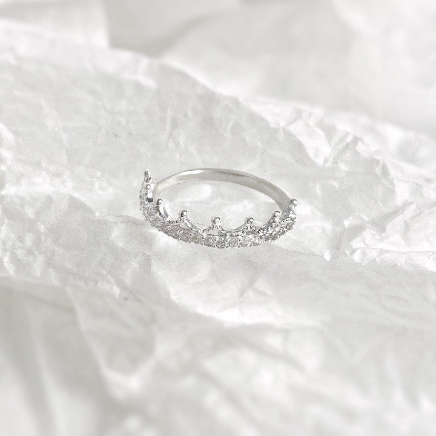 Crown Ring Silver, đai mảnh với nửa trước uốn thành vương miện nhiều chóp phủ đá nhỏ