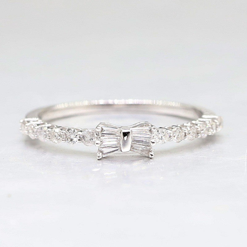 Glittering Ribbon Ring Silver, chiếc nơ ghép từ đá dài ở giữa