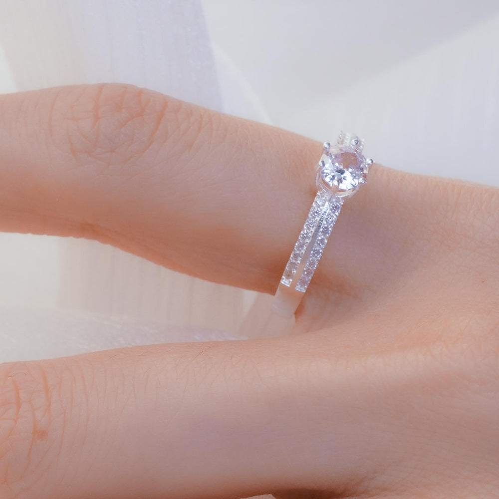 Shimmering Ring Silver, viên đá tròn chấu nổi trên đai đính hai hàng đá nhỏ