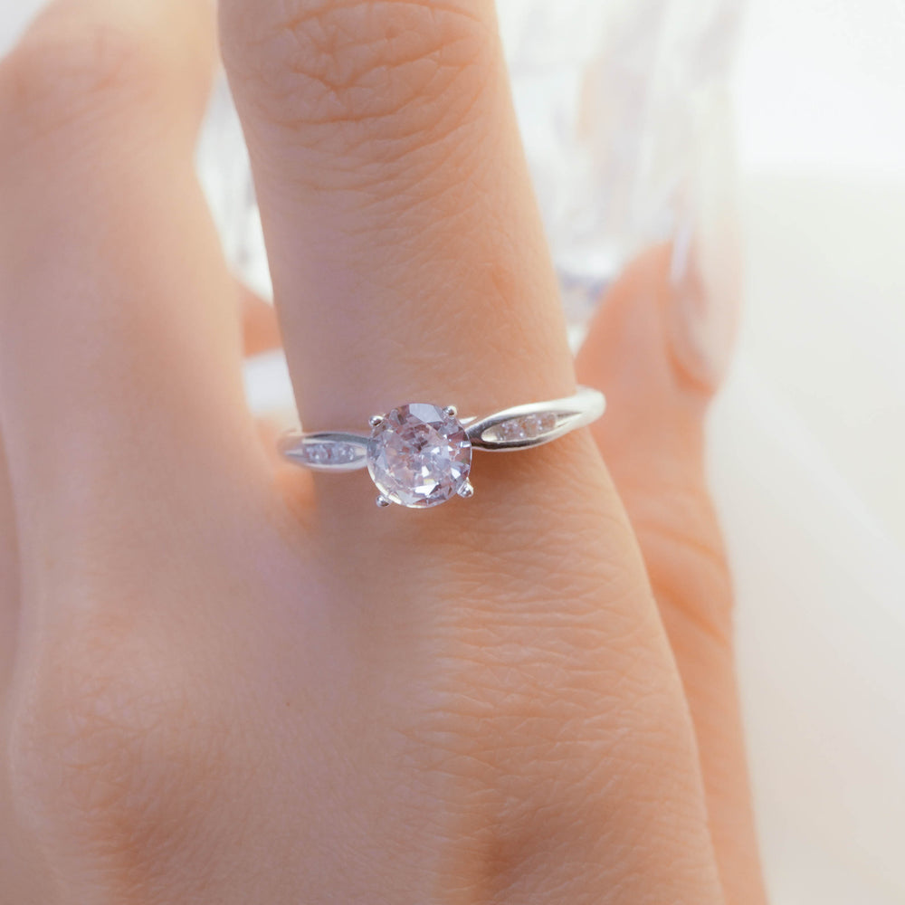 Gemstone Gleam Ring Silver, viên đá tròn bốn chấu ở giữa