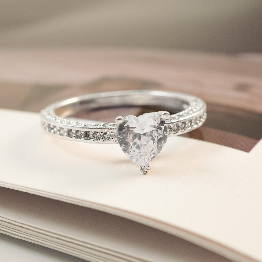 Eternal Heart Ring Silver, viên đá hình trái tim chấu nổi ở giữa