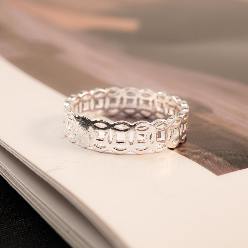 Lucky Coin Basic Ring Silver, đai nhẫn bản vừa kết từ chuỗi đồng xu tròn lỗ vuông nối liền nhau