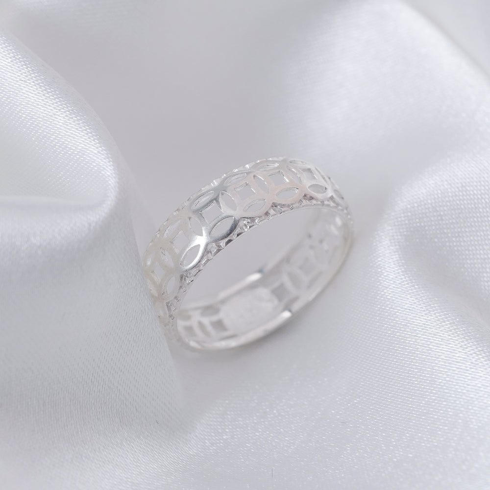 Lucky Coin Couple Rings Silver, đai bản rộng chạm rỗng các đồng xu lỗ vuông nối thành chuỗi quanh nhẫn