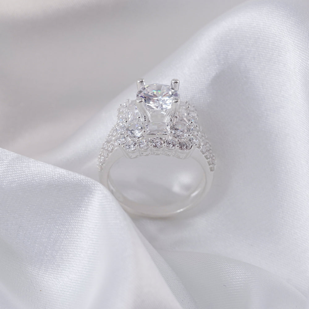 Luxurious Queen's Ring Silver, viên đá tròn lớn chấu cao ở giữa