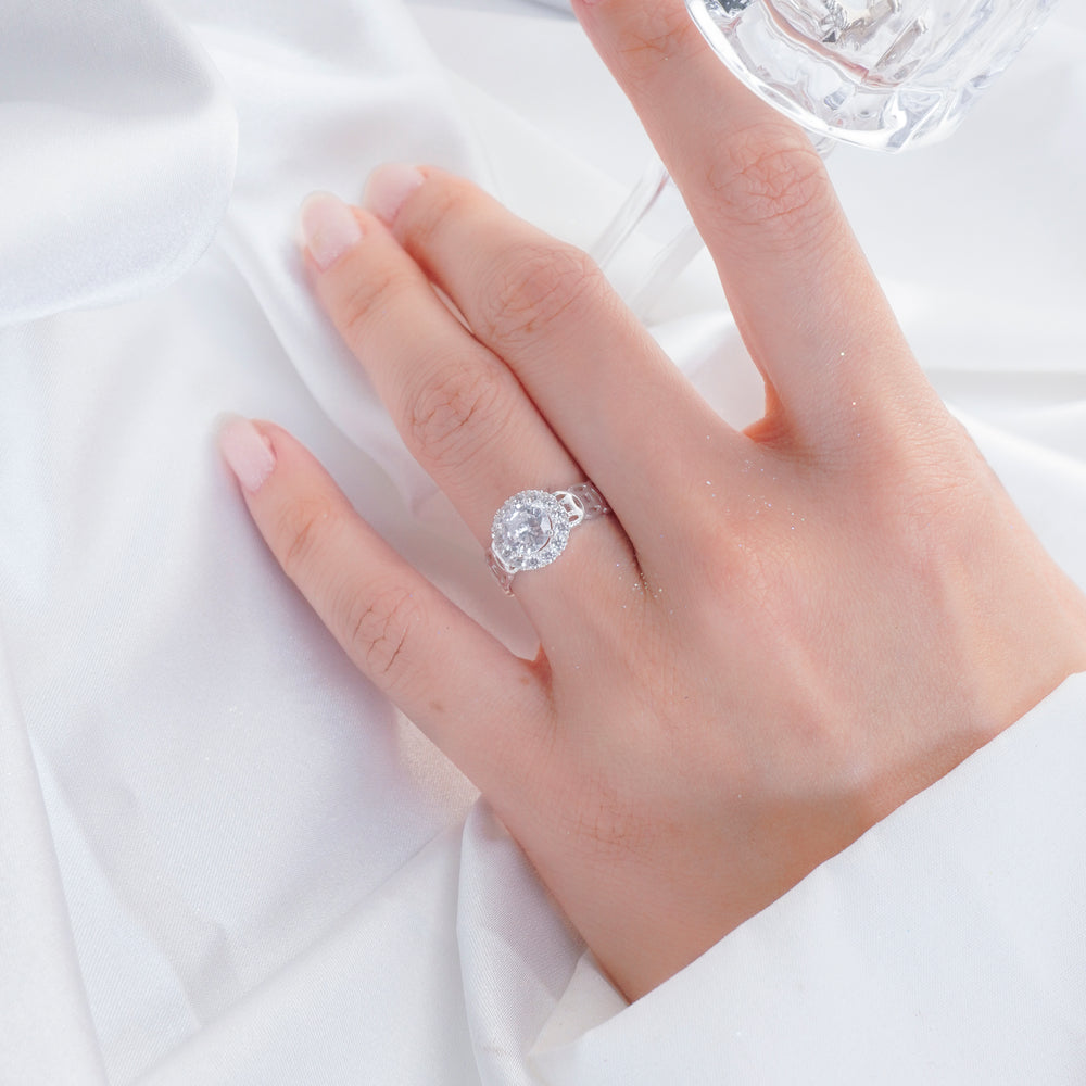 Lucky Coin Embedded Ring Silver, mặt nhẫn là một viên đá lớn ở giữa
