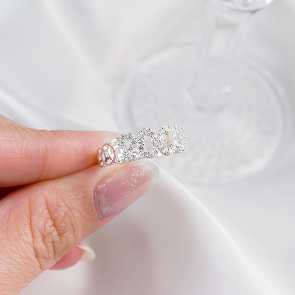 Birth Year Ring, mặt nhẫn là dãy chữ số đính đá nhỏ nối liền