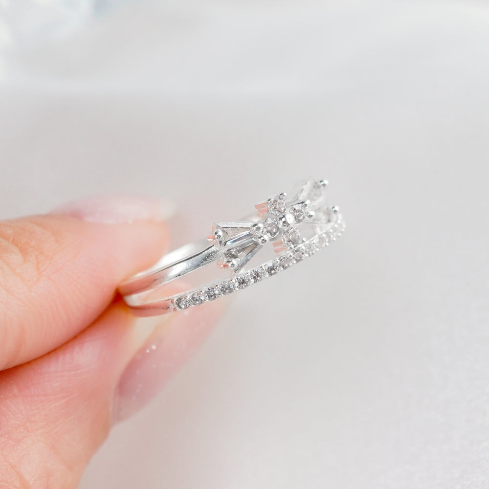 Contemporary Bow Ring Silver, hai đai song song: đai trên gắn nơ kết từ đá dài