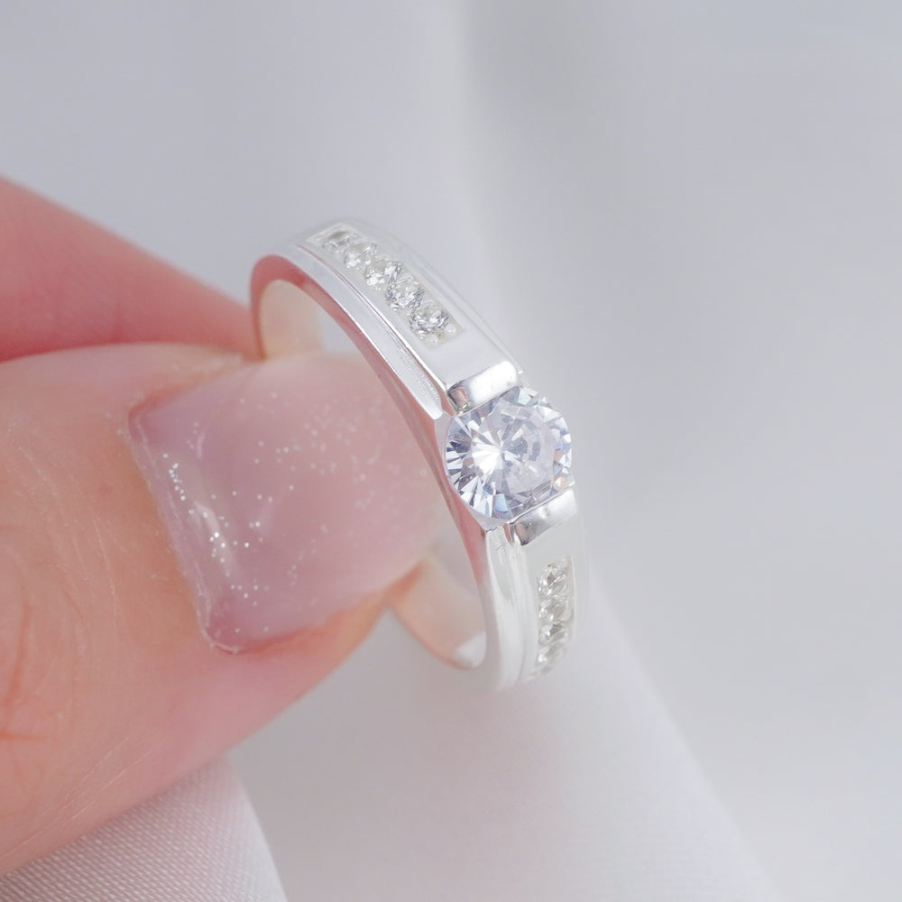 Romantic Couple Ring Silver, viên đá tròn chấu nổi giữa đai bản vừa