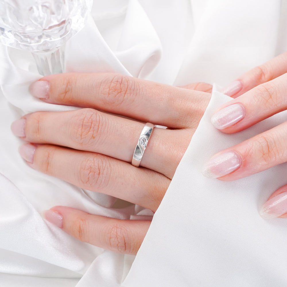 Classic Modern Romantic Couple Ring Silver, đai bản vừa có các mặt vát chéo