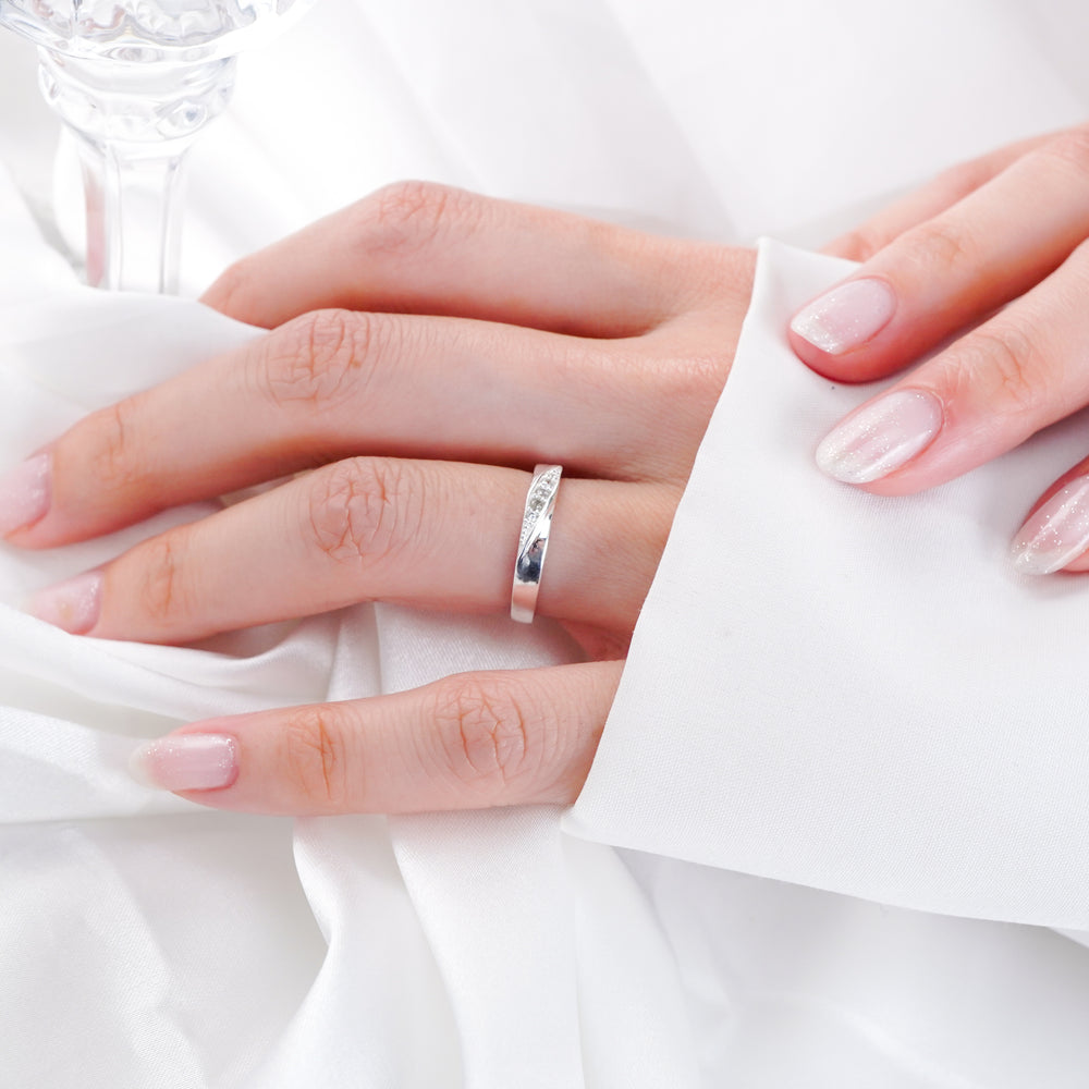 Modern Gem-Studded Ring Silver, đai trơn bản vừa với mặt cắt vát chéo