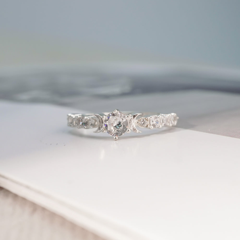 Delicate Light Luxury Ring, viên đá tròn ở giữa