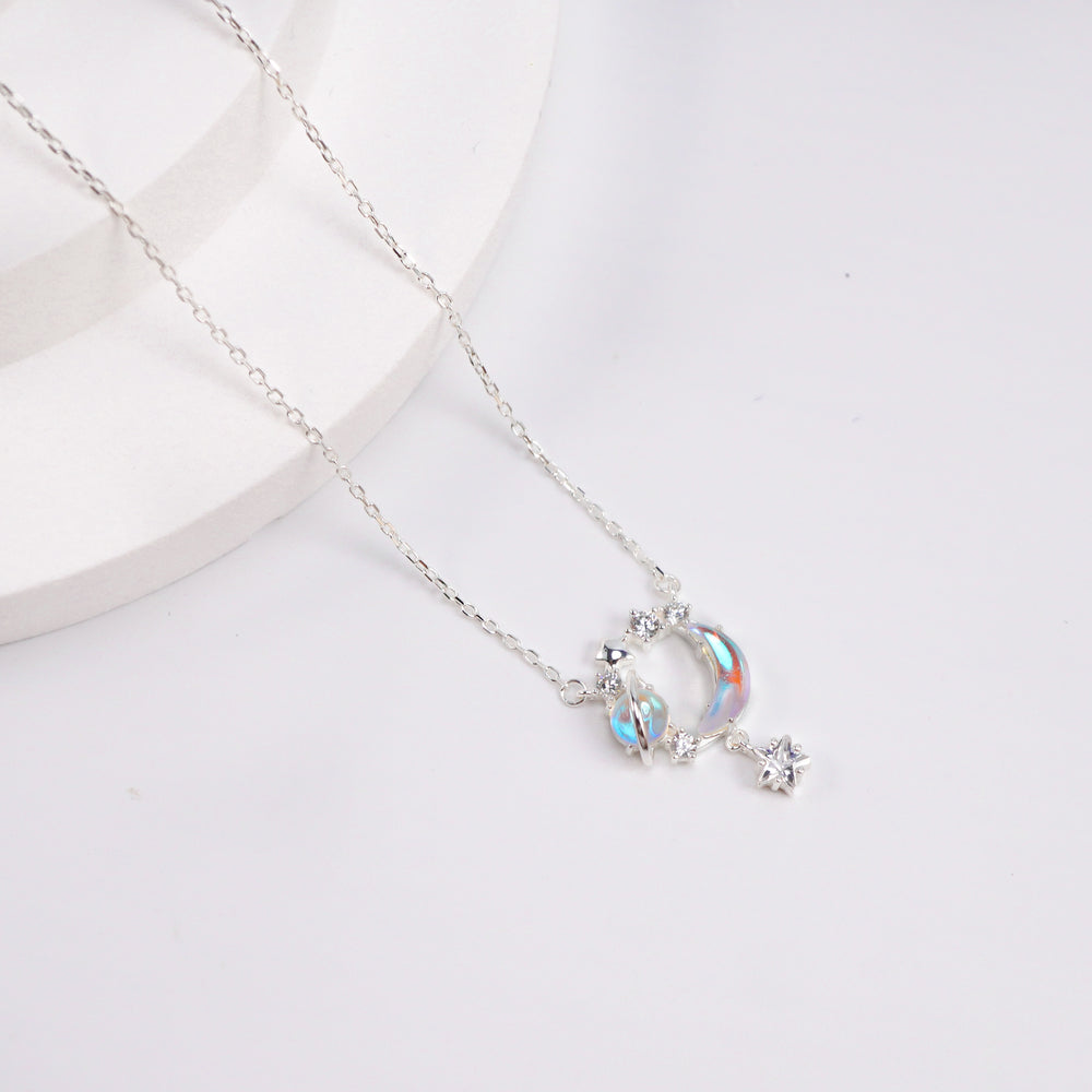Moon and Sun Moonstone Necklace, vầng trăng khuyết gắn đá ánh xanh hồng