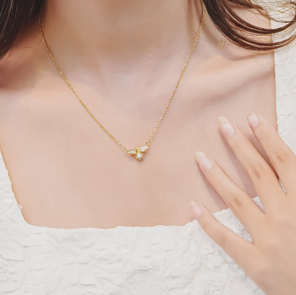 Sweet Bee Necklace Gold