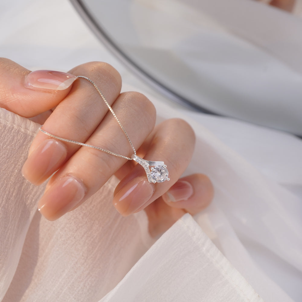 Infinite Love Necklace Silver, một viên đá tròn lớn gắn chấu