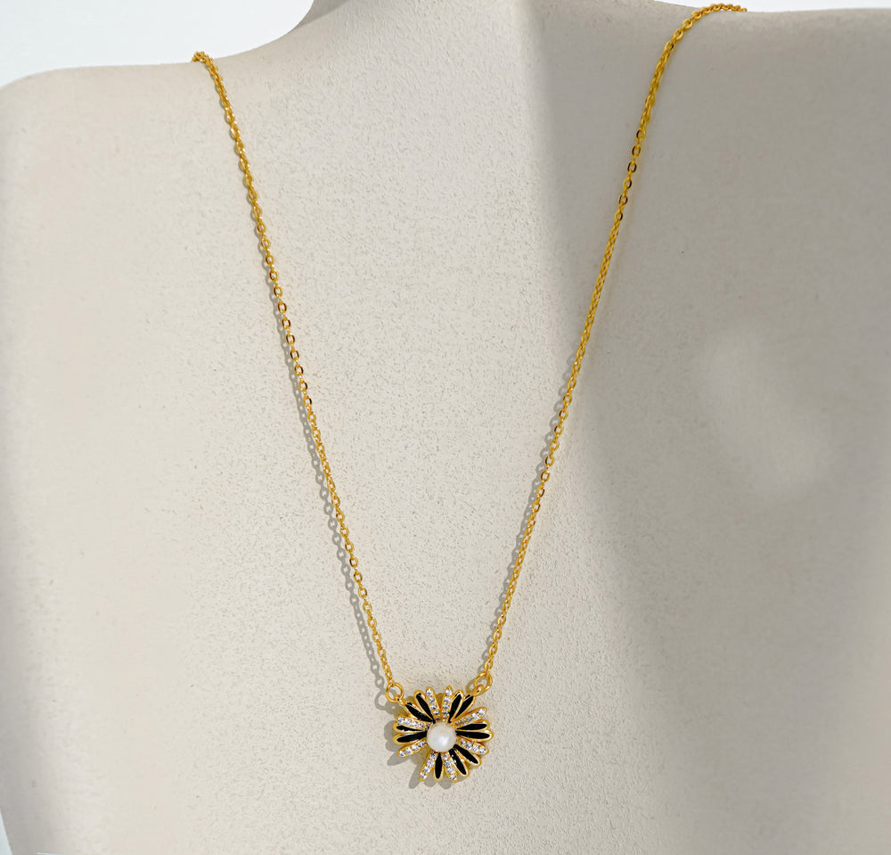 Sweet Daisy Necklace Gold