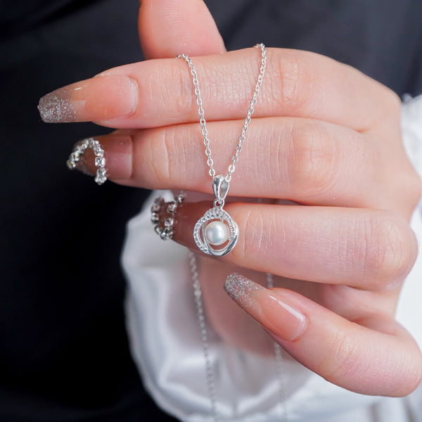 Pearl Pendant Necklace Silver, hạt ngọc trai nằm giữa vòng tròn viền đá uốn xoắn