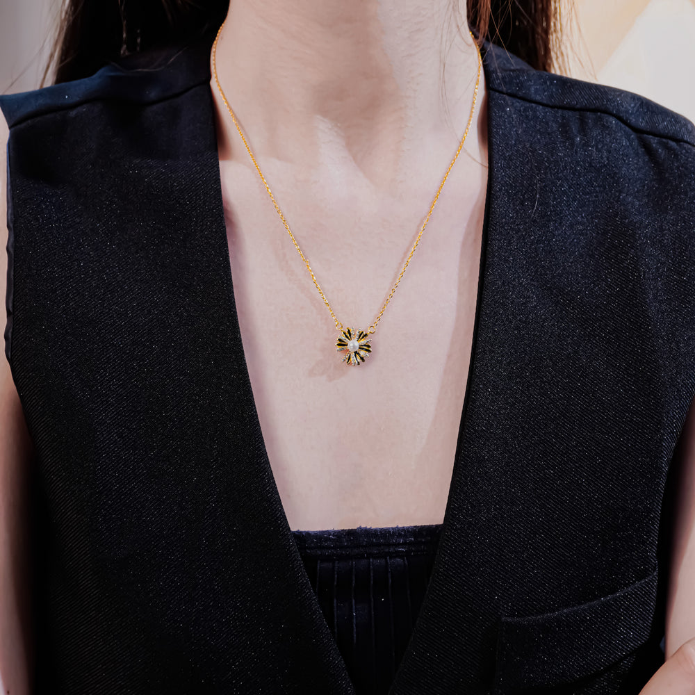 Sweet Daisy Necklace Gold