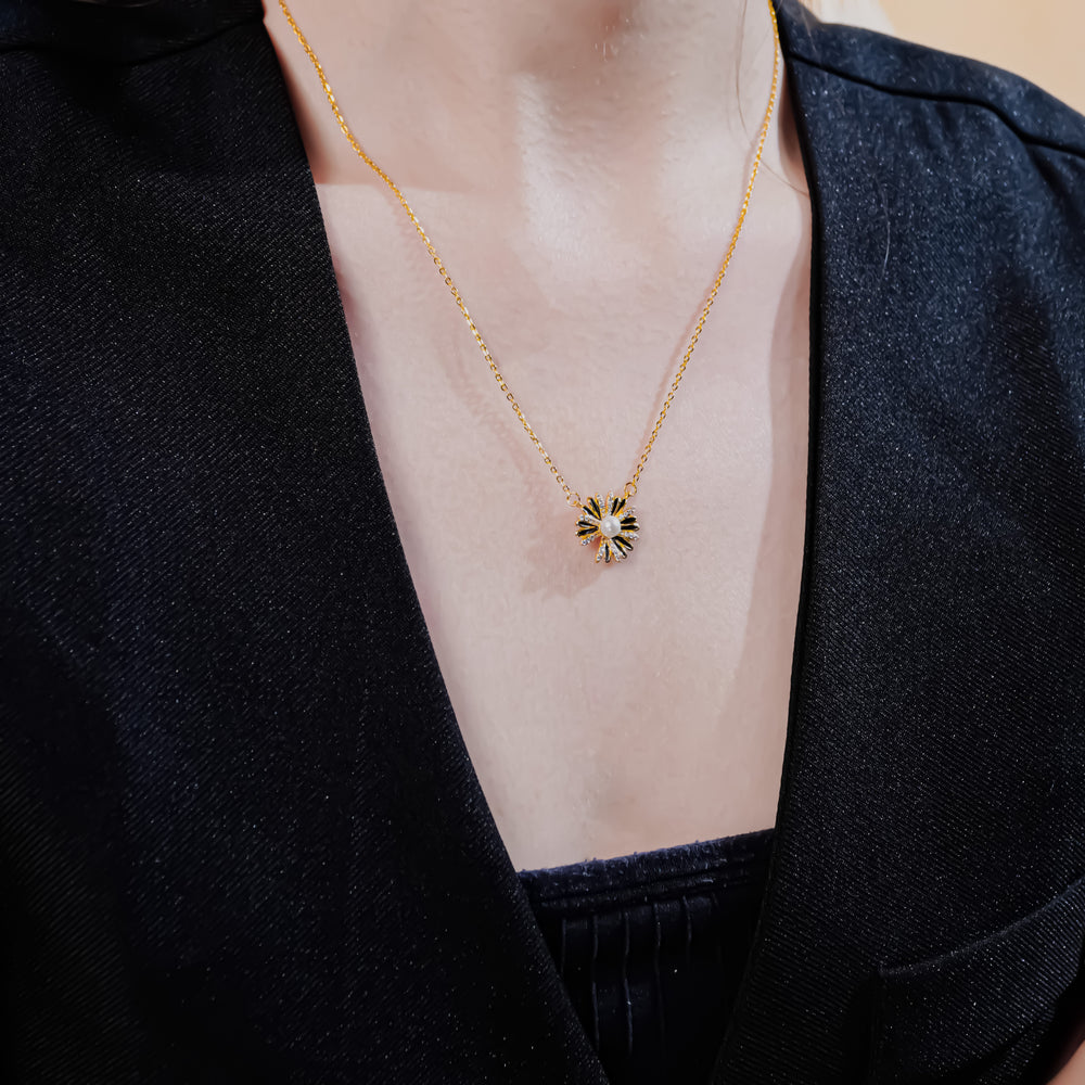 Sweet Daisy Necklace Gold