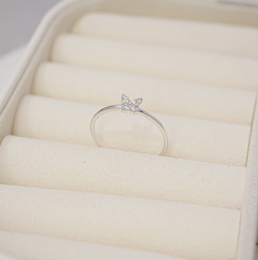 Stone Butterfly Ring Silver, một chú bướm nhỏ đính đá gắn trên đai trơn mảnh