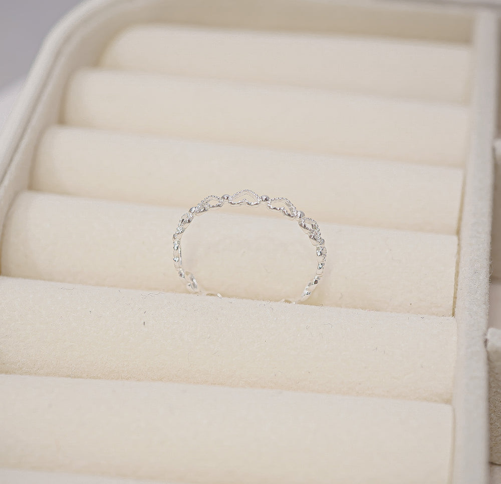 Love Goes Round Ring Silver, đai nhẫn mảnh ghép từ chuỗi trái tim nhỏ nối liền nhau chạy quanh vòng