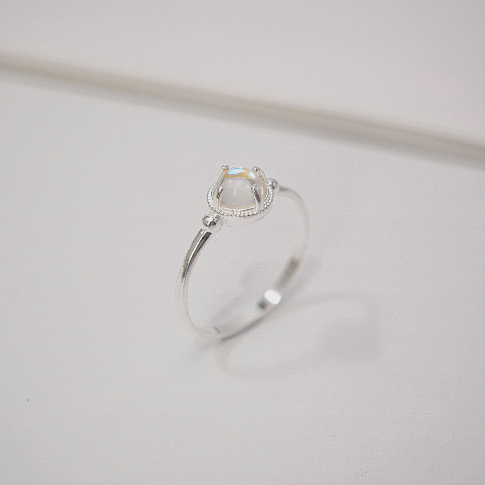 Rainbow Moonstone Ring Silver, viên đá tròn ánh trắng trong khung chấu nhọn