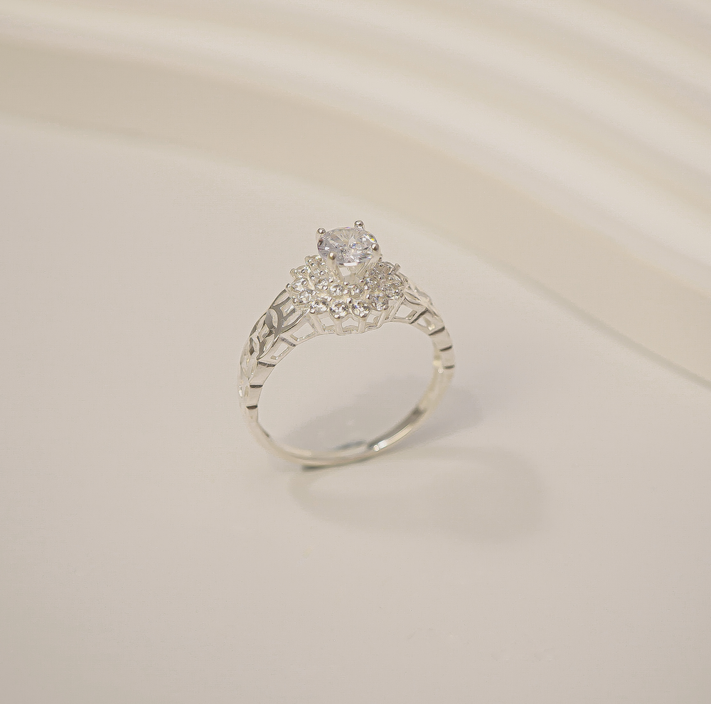 Lucky Coin Lotus Tower Ring Silver, nhẫn gắn một viên đá tròn trên đế cao chạm cánh hoa
