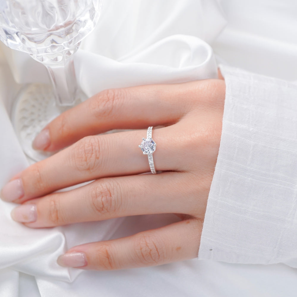 Luxurious and Elegant Round Stone Ring - 8254SV