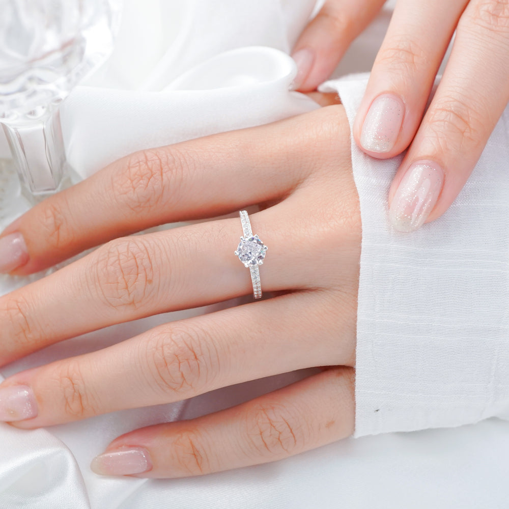 Luxurious and Elegant Round Stone Ring - 8254SV