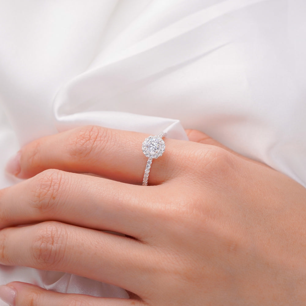 Sparkling Ring Silver, một viên đá tròn viền vòng đá nhỏ