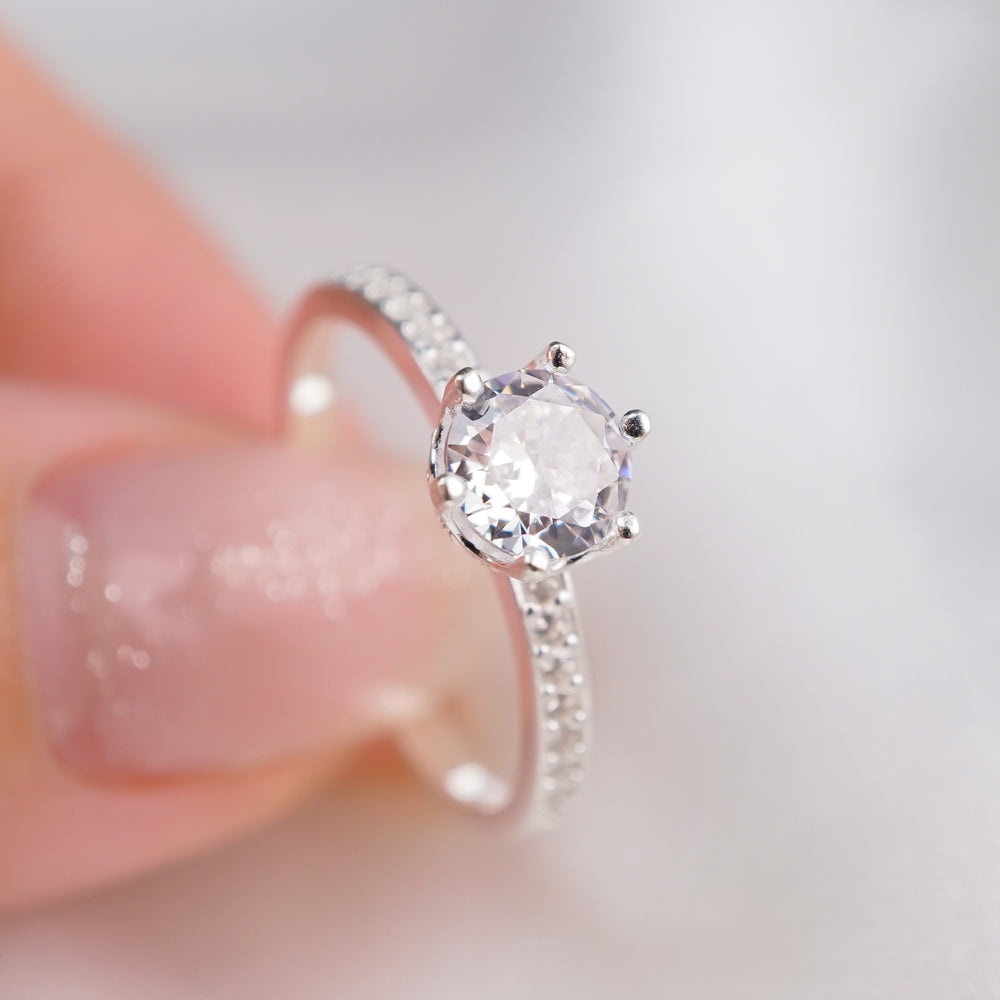 Luxurious and Elegant Round Stone Ring, viên đá tròn lớn sáu chấu