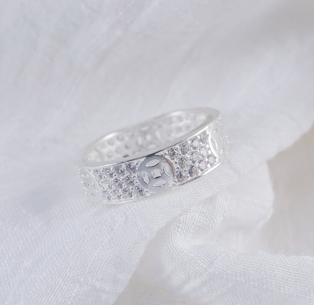 Lucky Coin Stone Ring, đai bản rộng phủ kín đá nhỏ