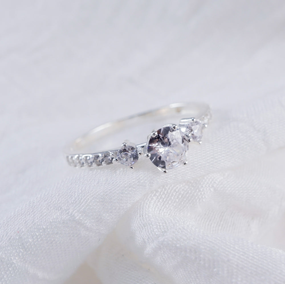 Classic Stone Ring, hai viên đá hình giọt nước xếp nối nhau ở mặt trước