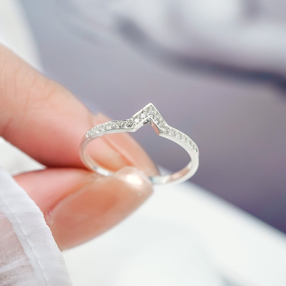 V-Shaped Ring Silver, đai mảnh nhô thành chữ V ở mặt trước