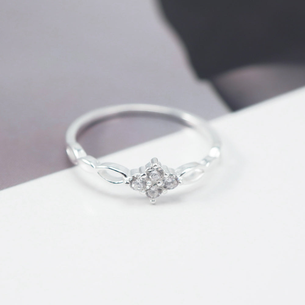Light of the Moon Ring Silver, cụm đá hình bông hoa nhỏ ở giữa