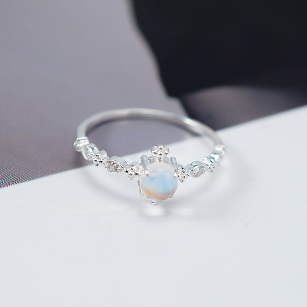 Genuine Rainbow Moonstone Ring Silver, viên đá bầu dục ánh xanh ở giữa