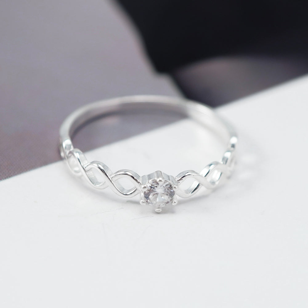 Eternity Anniversary Twist Ring Silver, viên đá tròn nhỏ ở giữa