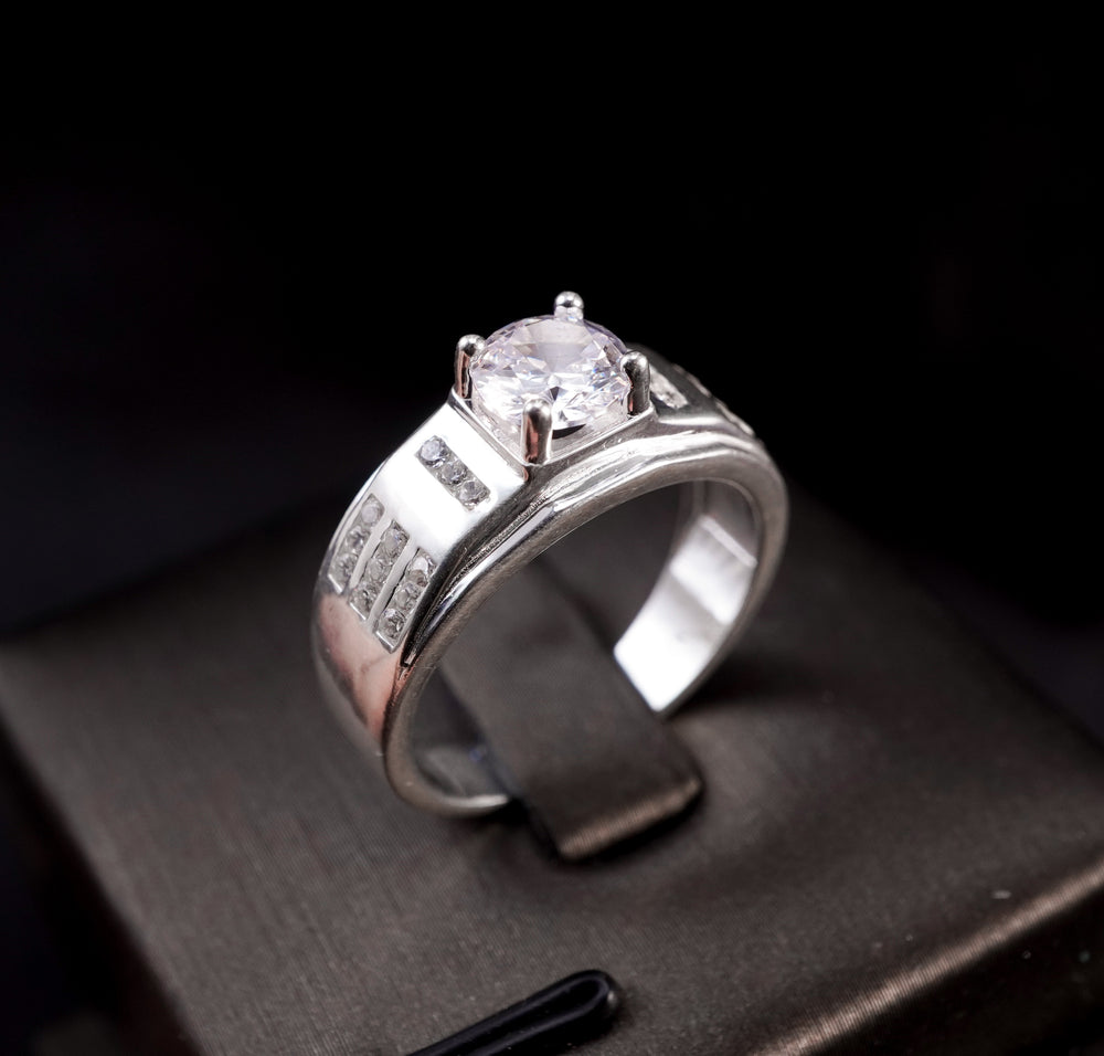 Huitan Luxury Ring Silver, viên đá tròn chấu cao trên đai bản dày