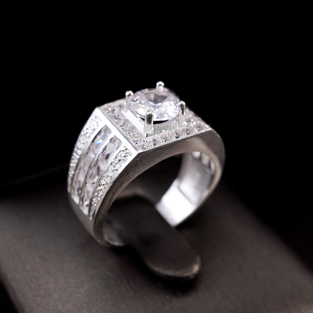 Round Classic Stone Ring, viên đá tròn trong khung vuông viền đá nhỏ
