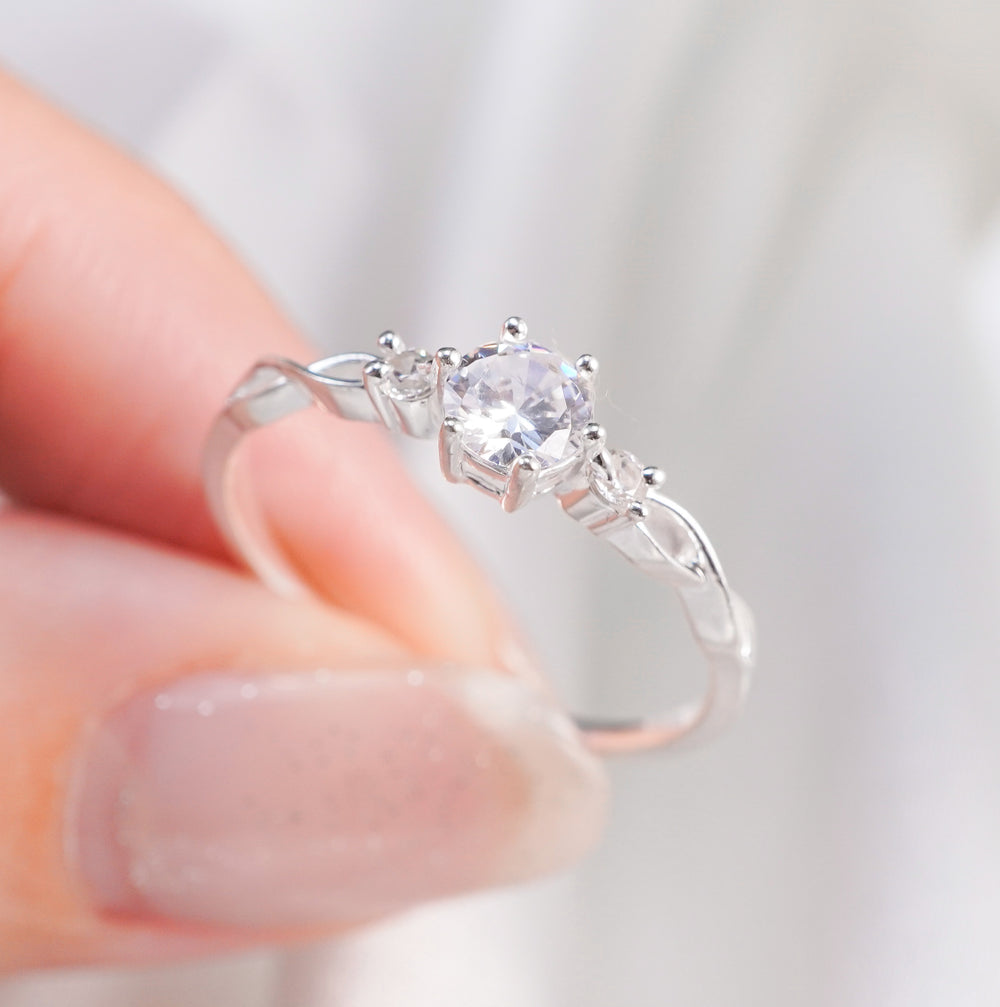 Infinity Stone Ring Silver, viên đá tròn chấu nổi ở giữa