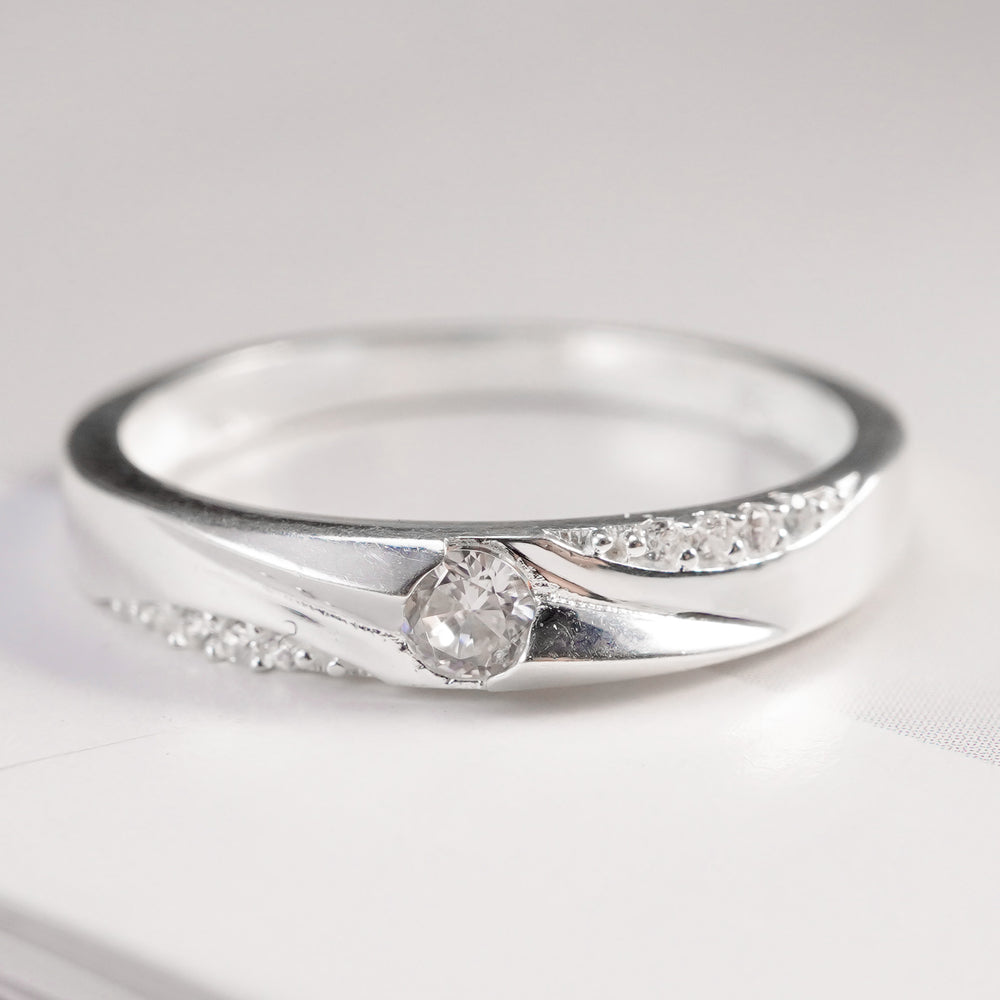 The Zafiro Ring Silver, viên đá tròn ở giữa