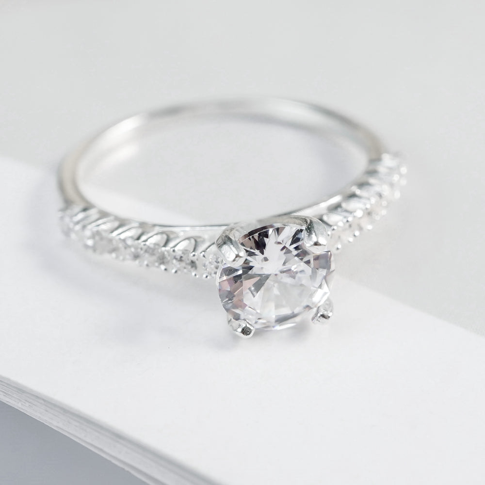 Sparkling Stones Ring Silver, viên đá tròn bốn chấu ở giữa