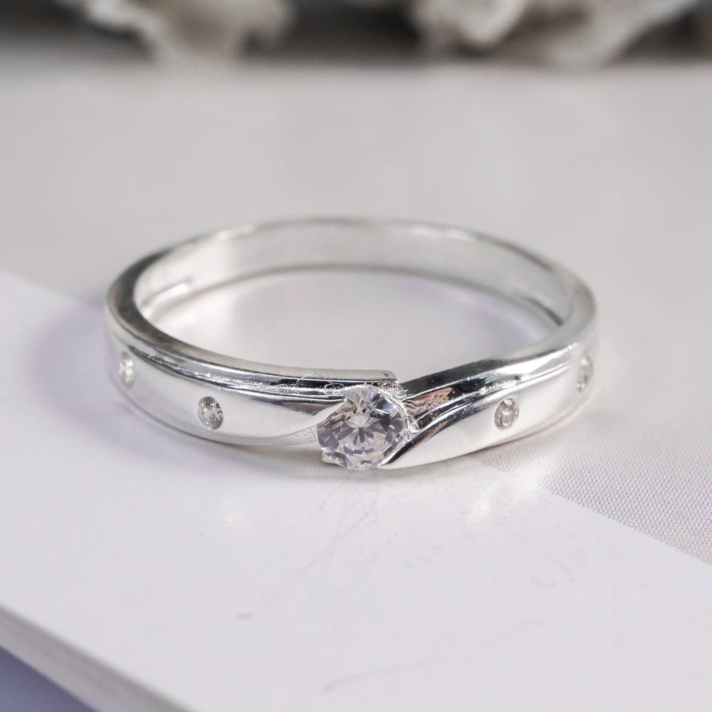Romantic Lover Ring Silver, đai bản vừa có hai đường rãnh uốn gặp nhau ở viên đá tròn
