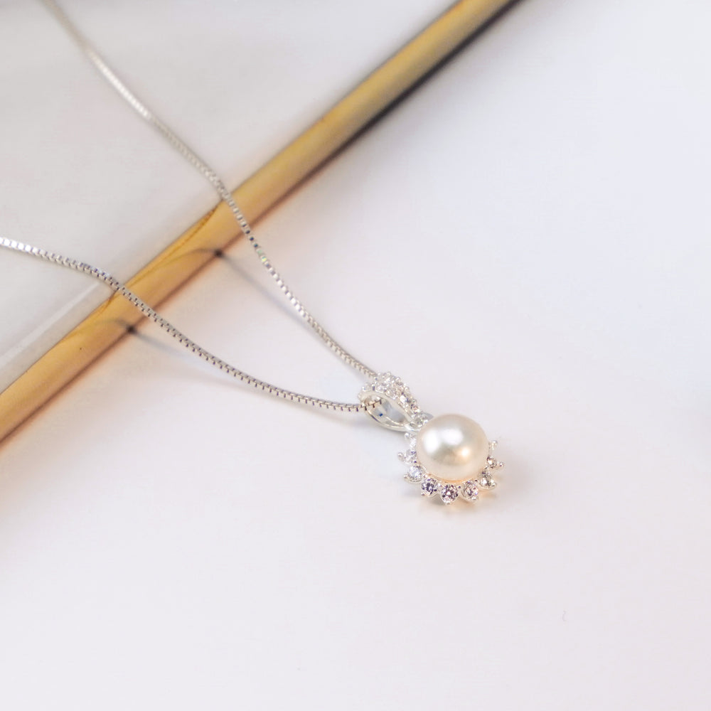 Pearl Flower Pendant Necklace Silver, một hạt ngọc trai nằm giữa vòng cánh hoa đính đá nhỏ