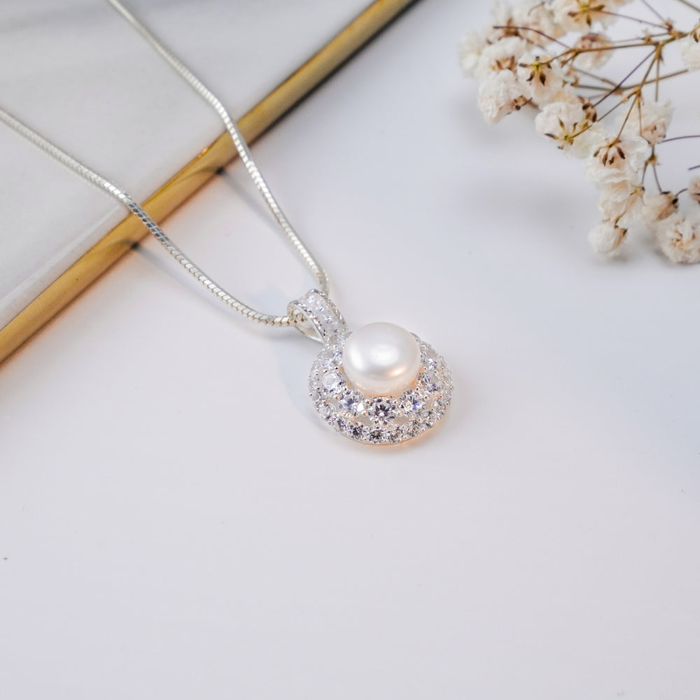 Pearl Flower Pendant Necklace Silver, hạt ngọc trai đặt trên khung tròn phồng phủ nhiều hàng đá nhỏ