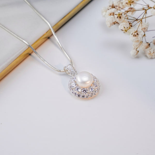Pearl Flower Pendant Necklace Silver, hạt ngọc trai đặt trên khung tròn phồng phủ nhiều hàng đá nhỏ