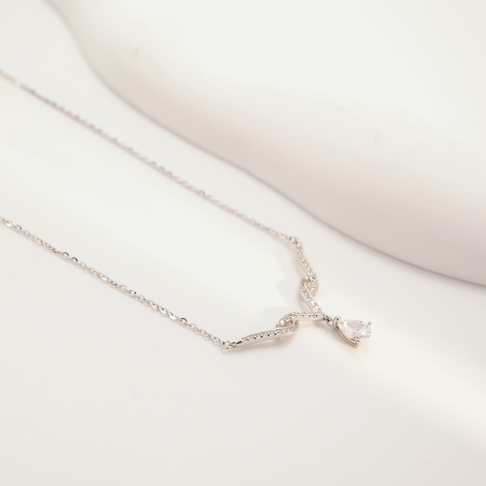 Soft Sunlight Drop Necklace Silver, thanh cong đính hàng đá nhỏ gắn giữa dây mảnh